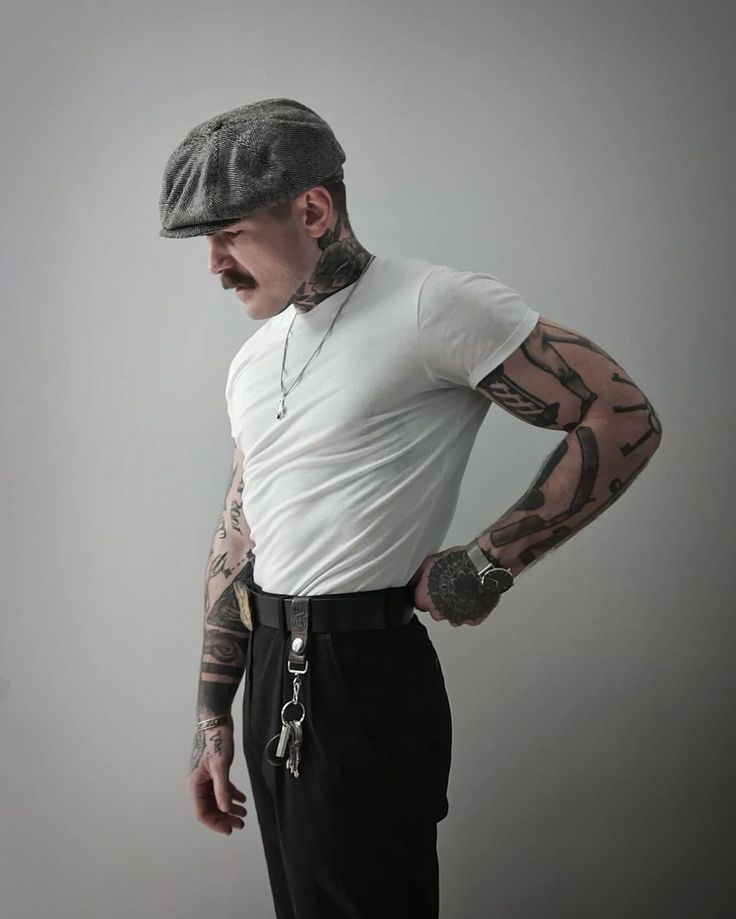 Tattoo Men Fashion, Men Dressed Up, Feminine Fashion For Men, Edgy Groom Attire, Gothic Fashion Men Modern, Alternative Men’s Fashion, Mens Style Aesthetic, Mens Goth Fashion, Barber Fashion