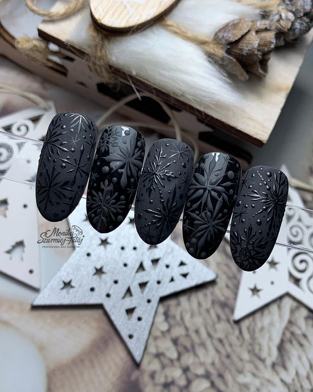 50 Trending Winter Nails to Inspire You Trending Winter Nails, Nail Art Noel, Snow Nails, Holiday Nail Designs, Black Snow, Nail Polish Art, Winter Nail Designs, Dark Nails, Black Week