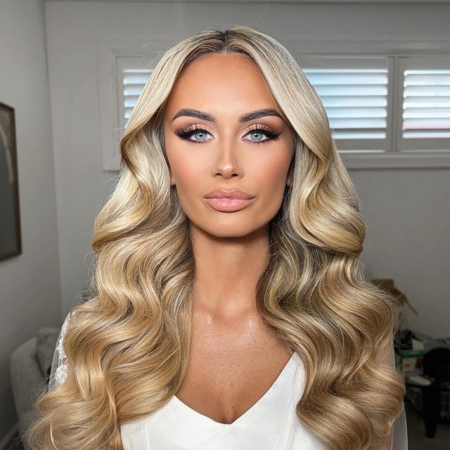 Soft Glam Curls Wedding, Wedding Day Looks Brides, Wedding Makeup Blondes, Wedding Day Hair Half Up Half Down, Wedding Ponytail Front View, Bridal Full Glam, Blonde Glam Makeup, Big Prom Hair, Bridesmaid Glam Waves