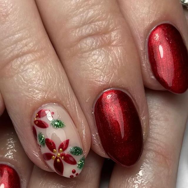 Christmas Nails Whimsical, Christmas Nails With Present Design, Gel Polish Christmas Nails, Short Nail Art Designs Christmas, Xmas Shellac Nails, Fall/christmas Nail Ideas, Christmas Party Nails Short, Simple Christmas Nails Gingerbread, Poinsettia Nail Design