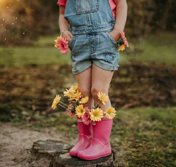 Garden Photoshoot Ideas, Toddler Pictures, Spring Toddler, Easter Photoshoot, Mini Photo Sessions, Toddler Photoshoot, Toddler Outdoor, Spring Photoshoot, Flower Photoshoot