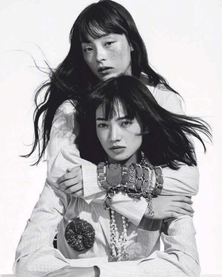 Serena Motola, Twins Posing, 숲 사진, Paris Winter, Nana Komatsu, Sisters Photoshoot, People Poses, Human Poses Reference, Foto Poses