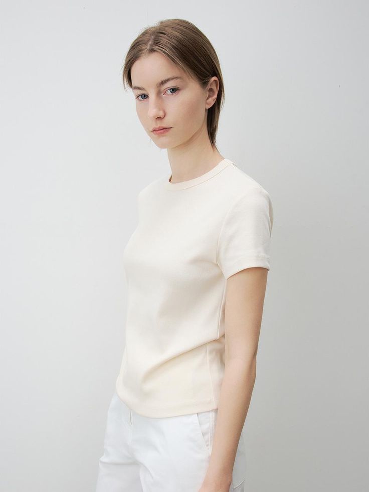 This is KLEAN’s made from durable, highly elastic fabric. With a minimalist design, it is versatile enough to pair with a variety of outfits. As a wardrobe essential, it has been crafted from strong materials and constructed with robust stitching to ensure minimal wear and tear even after long-term use and multiple washes. The fabric has been treated to remove lint, resulting in a clean and smooth texture. The neckline is reinforced with sturdy stitching to prevent deformation, and the shoulder seams feature silicone taping to prevent stretching. - Ideal for everyday wear- Pairs well with various bottoms to create diverse looks- A basic item that complements any outfit stylishly Fitted Minimalist Everyday T-shirt, Versatile Fitted T-shirt, Minimalist Stretch Crew Neck T-shirt, Versatile Everyday High Stretch Tops, Minimalist Stretch Cotton T-shirt, Versatile Solid Fitted Top T-shirt, Beige Stretch Basic T-shirt, Fitted Versatile T-shirt, Basic Beige Stretch T-shirt