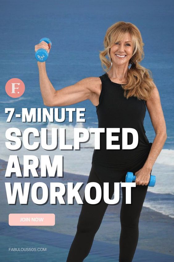 a woman holding two blue dumbs with the words 7 minute sculpted arm workout