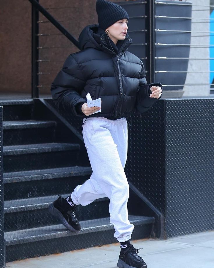 Keeping up with Hailey Bieber on Instagram: “@wardrobe.nyc puffer jacket, @cherrylosangeles  american classic sweatpants, @acnestudios Manhattan multi black sneakers and…” What To Wear With Grey Sweatpants, Gray Sweatpants Outfit, Estilo Hailey Baldwin, Sneakers Outfit Casual, Puffer Jacket Outfit, Best Casual Outfits, Black Puffer Jacket, Grey Sweatpants, Hailey Baldwin