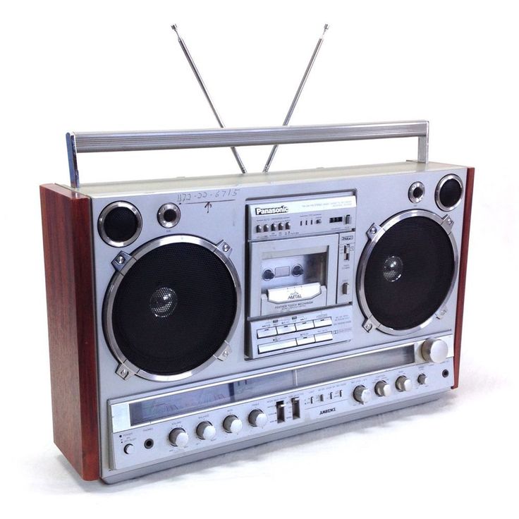 an old fashioned radio with two speakers on it