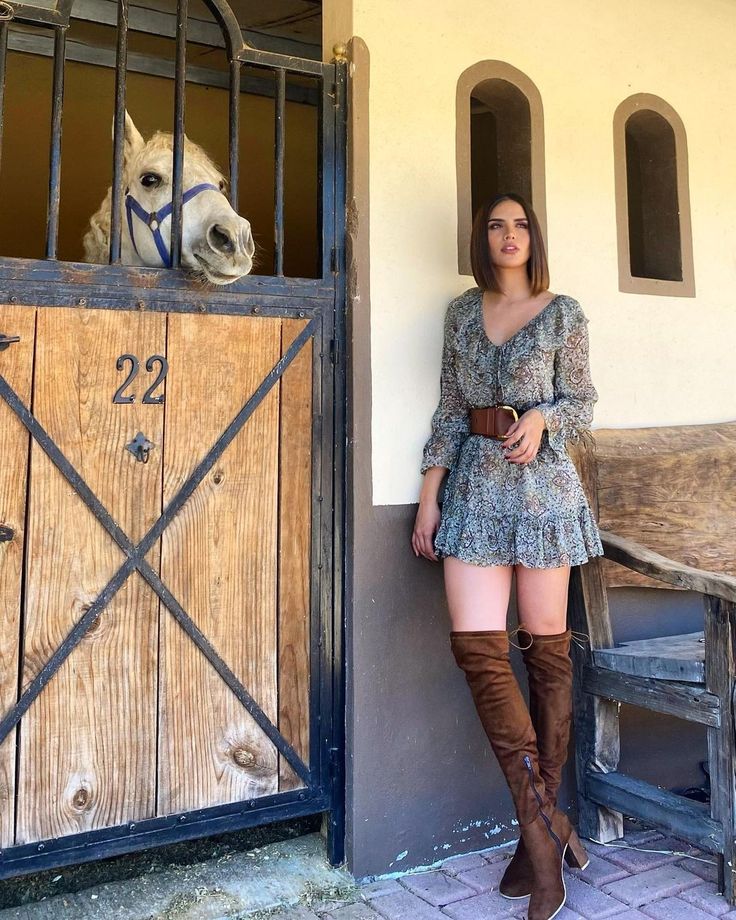 Hot Western Outfits, Mini Skirt Dress, Girls In Mini Skirts, Elegant Attire, Casual Day Outfits, Foto Ideas Instagram, Modest Fashion Outfits, Women Wedding Guest Dresses, Vintage Hairstyles