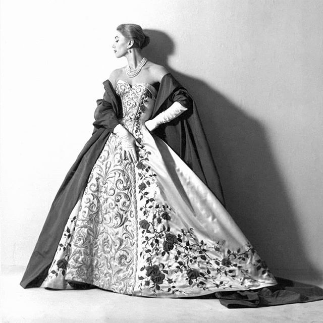 "BALMAIN Cristobal Balenciaga, Vintage Evening Gowns, Jacques Fath, Ingrid Bergman, Katharine Hepburn, Fashion 1950s, French Fashion Designers, Retro Mode, Vintage Gowns