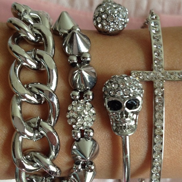 2000s Accessories, Chrome Skull, 2000s Jewelry, Grunge Accessories, Y2k Jewelry, Jewelry Tattoo, Silver Chrome, Dope Jewelry, Chunky Jewelry