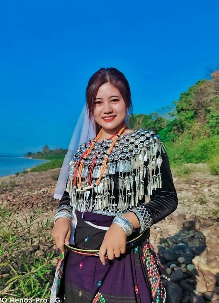 Magar Dress Nepali, Myanmar Travel, Myanmar Traditional Dress, Myanmar Dress, Photo Poses For Couples, Glam Dresses, Traditional Dress, Burmese, Historical Clothing