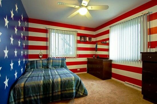 an american flag themed bedroom with red, white and blue decor on the walls is pictured in this image