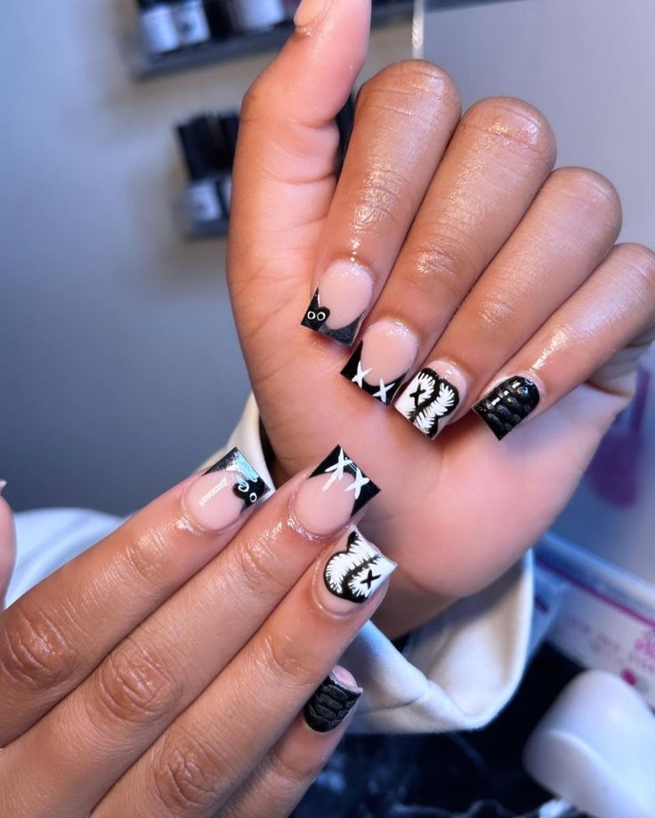 Short Nail Designs Pink And Black, Simple Short Black Nail Ideas, Short Freestyle Nail Designs, Kaw Nails, Cute Short Nail Sets, Short Freestyle Nails, College Nails, Freestyle Nails, Acrylic Toe Nails