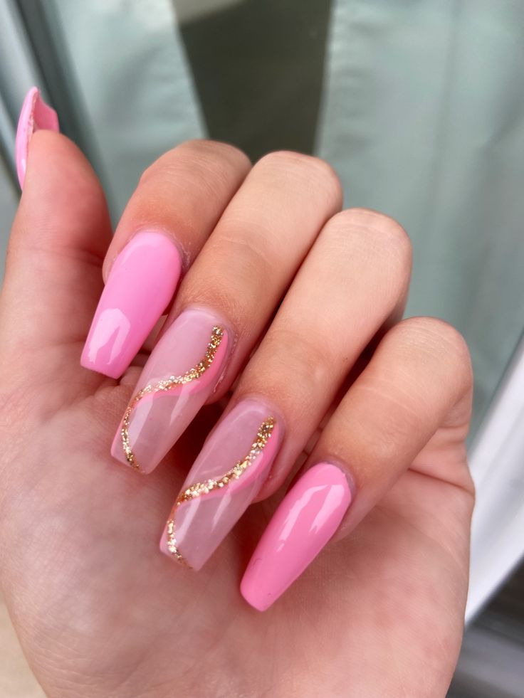 Pink nails, gold design Pink Gold Gel Nails, Pink Holiday Nails Summer, Nails Gold Design, Pink And Gold Nail Designs, Summer Spring Nails, Pink And Gold Nails, Gold Gel Nails, Hoco Nails, Gold Nail Designs