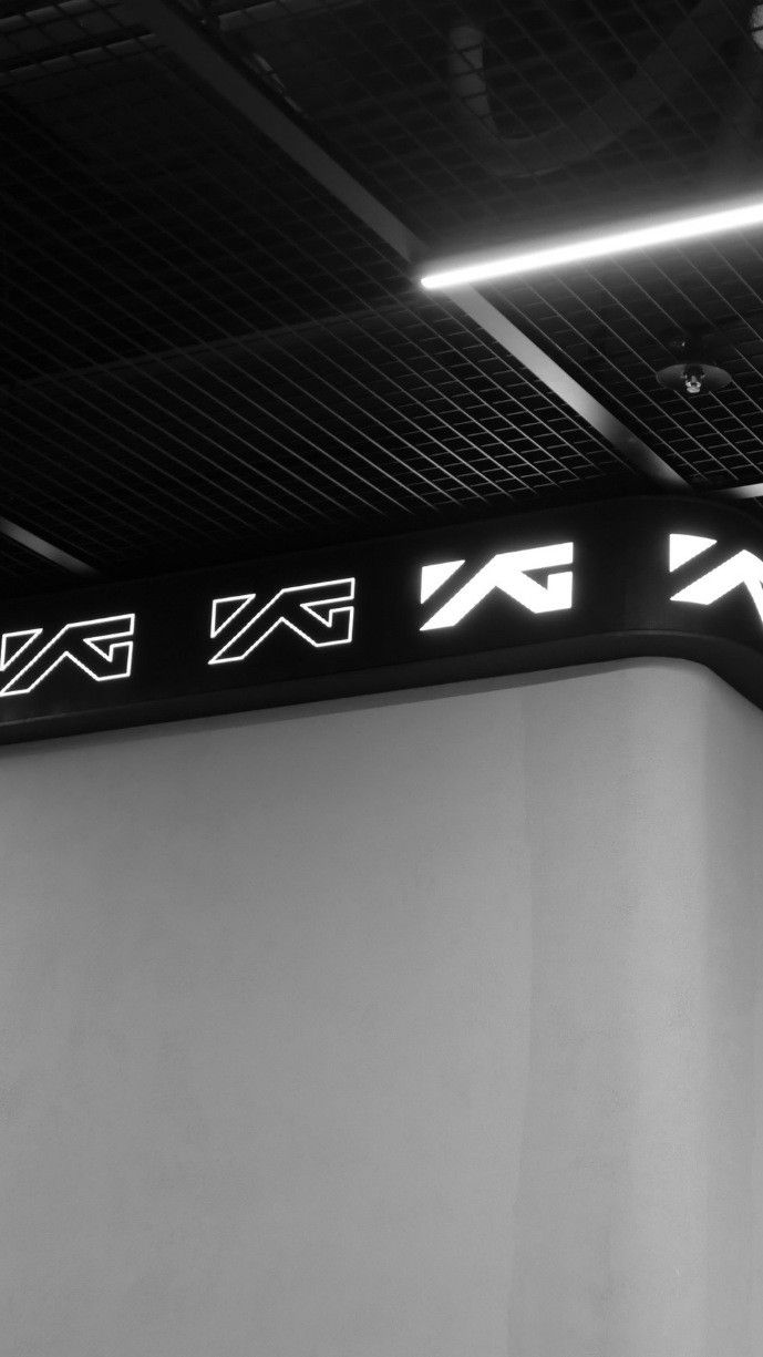 a black and white photo of an airport sign