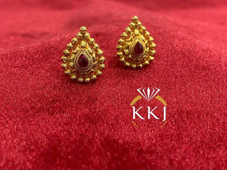 Ear Tops Gold, Ear Tops Gold Indian, Jumkas Antiques, 3 Grams Gold Earrings Indian, Ram Temple, Latest Earrings Design, Tops Gold, Black Gold Necklace, Ear Tops