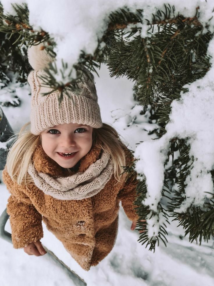 Christmas Toddler Photoshoot, Snow Family Pictures, Winter Family Photoshoot, Winter Family Photography, Winter Family Pictures, Winter Family Photos, Toddler Photoshoot, Snow Photoshoot, Kids Winter Outfits