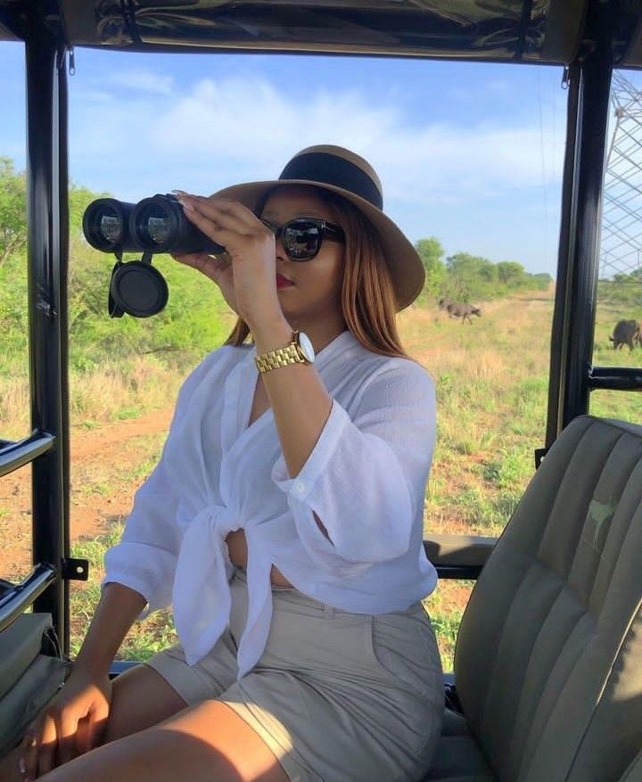 Bush Safari Outfit, Bush Holiday Outfits, Game Drive Safari Outfits Black Women, Safari Game Drive Outfit Women, Game Drive Outfits Women, Game Drive Safari Outfits Women, Aesthetic Safari Outfits, Safari Aesthetic Outfit, Driving Aesthetic Black Women