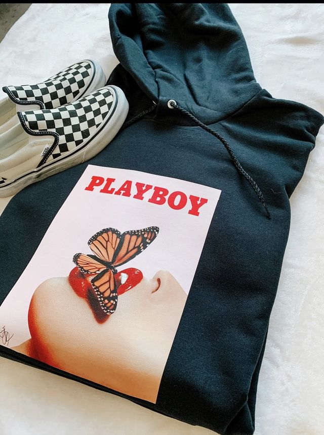 Black playboy hoodie made with high quality vinyl. Sizes are unisex. Playboy Hoodie, Bunny Sweater, T Shirt Time, Playboy Bunny, Black Phone, Tank Girl, Hoodie Design, My Sister, Marilyn Monroe