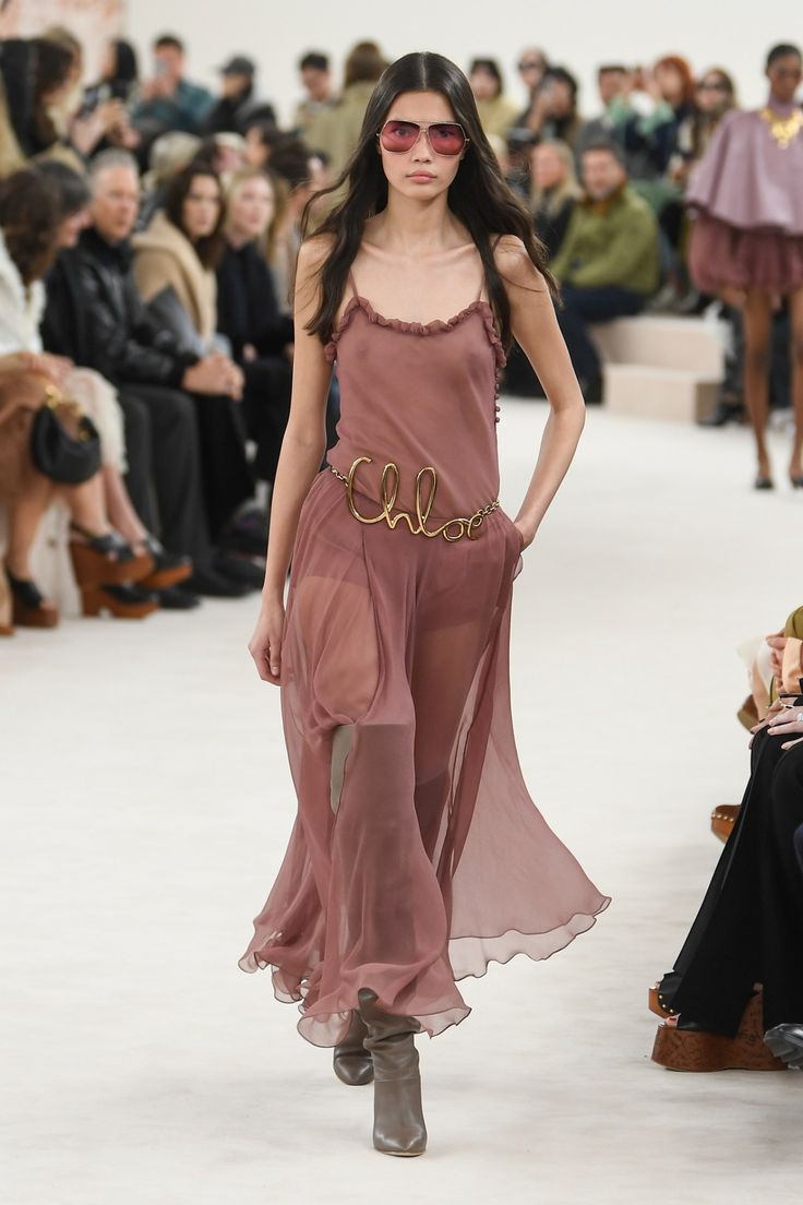 Chloé Fall 2024 Ready-to-Wear Runway, Fashion Show & Collection Review [PHOTOS] Chloe Runway 2024, Chloe Fashion Show 2024, Chloe Fall Winter 2024, Chloe 2024 Fall, Chloe Runway, Chloe 2024, 2024 Runway, Chloe Fashion, Runway Dresses