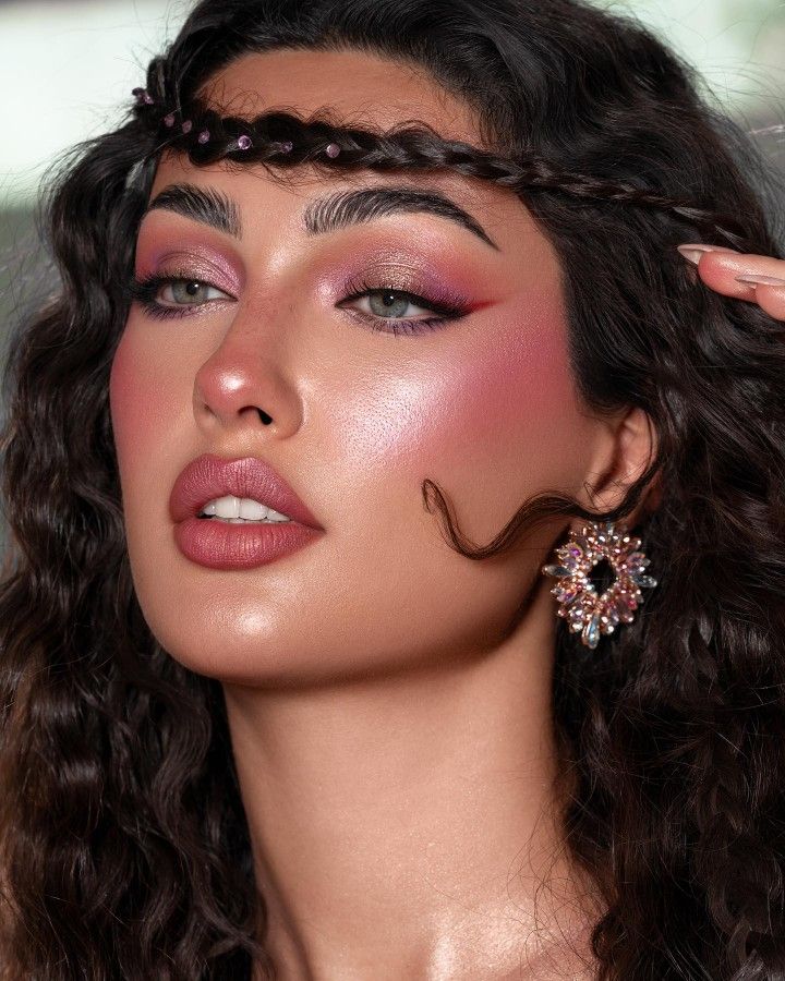 Greek Goddess Makeup Aphrodite, Grecian Photoshoot, Aphrodite Makeup Goddesses, Ren Fest Makeup, Greek God Makeup, Greek Goddess Makeup Look, Aphrodite Face, Aphrodite Makeup, Venus Makeup