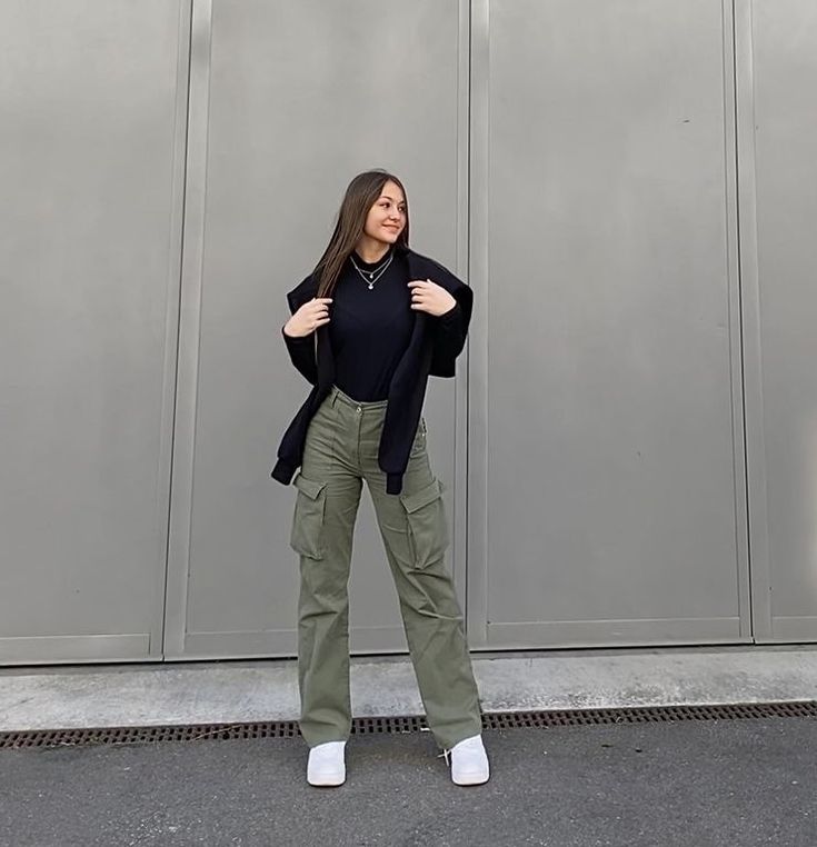 Style Cargo Pants Winter, Jean Cargo Pants Outfit Ideas, Cargo Winter Outfits Women, Cargo Pants With Cardigan, Green Loose Pants Outfits, Cargo Pants Outfit With Jacket, Green Cargos Outfits Aesthetic, Green Jeans Outfit Winter, Green Cargo Outfits Women