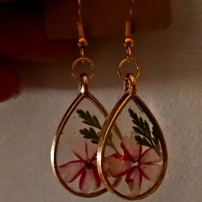 Homemade Gold Dangle Resin Earrings With Little Flowers And Fern Inside Homemade Resin, Earrings Jhumka, Ears Pierced, Flower Resin Jewelry, Resin Christmas, Diy Resin Projects, Flower Resin, Resin Projects, Christmas Inspo