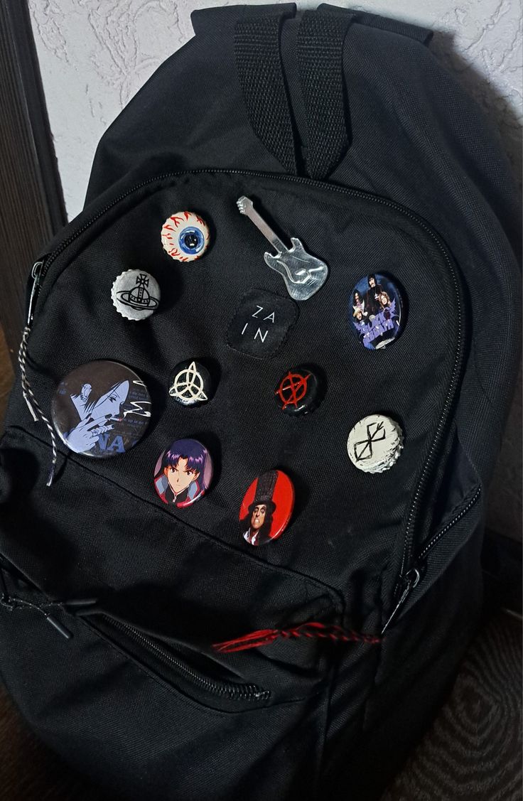 Backpacks With Pins, Backpack Accessories Keychain, Bookbag Ideas, Backpack With Pins, Backpack Designs, Mochila Jansport, Messanger Bag, Decorated Bags, School Kit