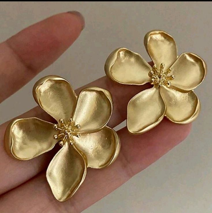 Retro French Style Metal Flower Earrings, Exaggerated And Luxurious High-End Design Elegant Ear Studs Retro Earring, Alloy Earrings, Flower Stud Earrings, Metal Flower, Flower Stud, Jewelry Lookbook, Flower Earrings Studs, Metal Flowers, Accessories Jewelry Earrings