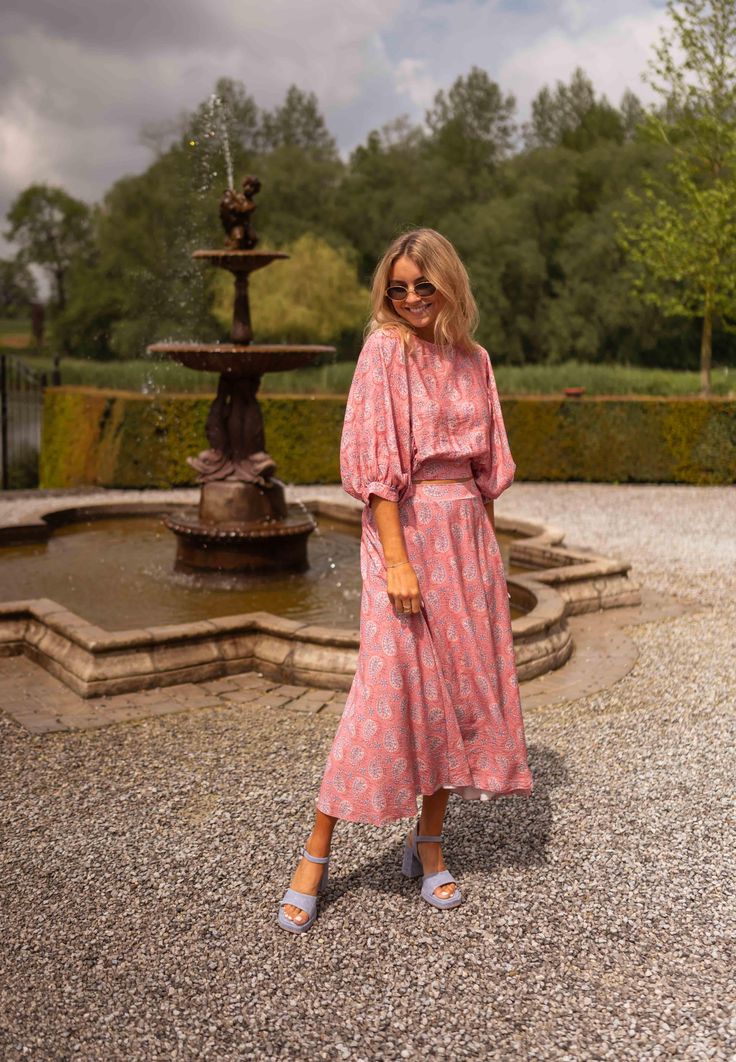 Step into wonderland with this pink patterned mid-length skirt! Featuring a lively paisley pattern and elastic backing, it's the perfect blend of comfort and glamour. Though unlined, the skirt is not sheer. Our model is also wearing the Karlou blouse One size (fits from US 2-4-6-8) Length 34.25 in - Width 12.99 in 100% viscose Washing: handwash only Pink Flowy Dress With Lined Skirt, Chic Pink Dress With Relaxed Skirt, Chic Pink Dress With Relaxed Fit, Pink Flowy Flared Maxi Skirt, Pink Tiered Skirt Dress With Elastic Waistband, Pink Dress With Elastic Waistband And Tiered Skirt, Pink Long Dress For Day Out, Summer Paisley Print Long Skirt, Summer Long Skirt With Paisley Print