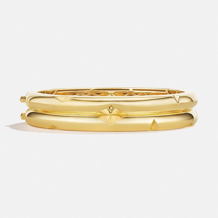 Crafted to captivate, the Bombé Double Bangle with its ethereal floating diamond showcases exquisite craftsmanship and modern elegance. This statement piece resonates with sophistication and style, making it a perfect accessory for those seeking unique and timeless beauty. Product Details: 100% recycled 18k gold Carbon capture diamonds: 0.45 carat total weight Inner Dimensions: Small (6"), Medium (6.5"), Large (7") B Corp-certified Style Number: B9006 To customize this design, please email us: c Carbon Capture, Recycled Metal, Beauty Product, Modern Elegance, 18k Rose Gold, Custom Items, Bangle Bracelet, Timeless Beauty, Lab Grown Diamonds