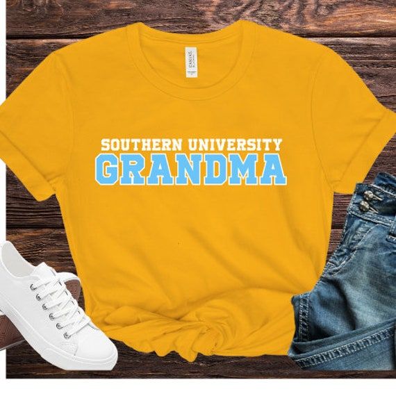 Show your Southern University pride with this stylish and comfortable Bella Canvas T-shirt! Perfect for the whole family, these shirts are available in sizes S-4x and features a classic fit that suits everyone. Whether you're a proud mom, dad, sister, brother, uncle, auntie, grandma, or grandpa, these shirts are a great way to represent your love for Southern University. Product Details: Brand: Bella Canvas Material: 100% combed and ringspun cotton for a soft, comfortable feel Fit: Unisex sizing Collegiate Cotton T-shirt With Name Print, Father's Day School Spirit Cotton T-shirt, Casual Game Day T-shirt With Custom Print, Casual Custom Print T-shirt For Game Day, Family Matching Cotton T-shirts For Game Day, Pre-shrunk Relaxed Fit Top For Family Reunion, Casual T-shirt With Graphic Print For Family, Casual T-shirt With Graphic Print, School Spirit T-shirt With Name Print In Relaxed Fit