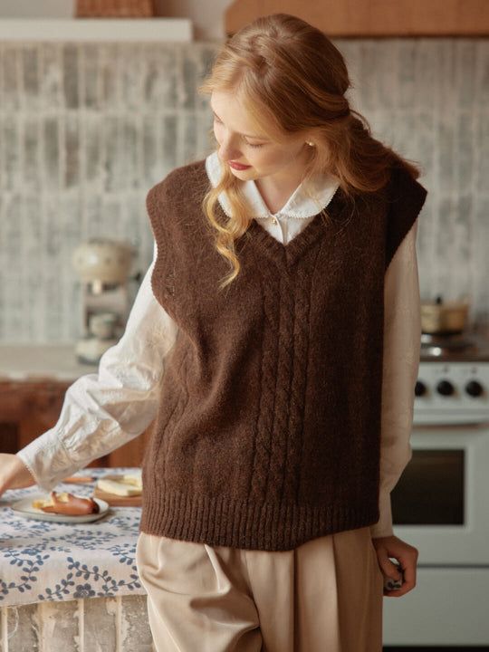 Brown Vest Outfit, Chilly Fits, Sweater Vest Outfit Women, Knit Vest Outfit, Oc Fashion, Martens Outfit, Smart Casuals, Sweater Vest Outfit, Game Protagonist