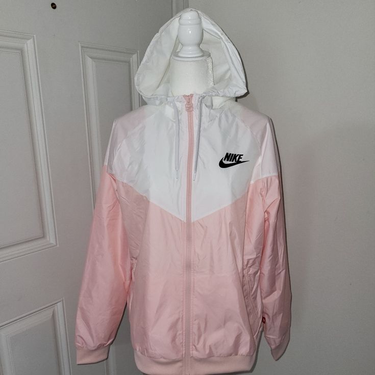 New With Tags White Long Sleeve Windbreaker For Winter, Nike White Windbreaker For Winter, Nike White Winter Windbreaker, Trendy White Long Sleeve Outerwear, White Track Jacket With Pockets For Fall, Nike White Hooded Windbreaker, Nike White Hooded Track Jacket, White Hooded Nike Windbreaker, Trendy White Track Jacket For Winter