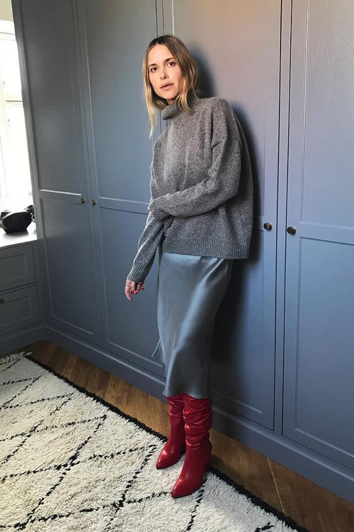 sweater outfits for fall Satin Dress Casual Street Styles, Cropped Jumper Outfit, Outfit Inspirations Edgy, Satin Skirts, Holiday Outfits Women, Jumper Outfit, Dresses Casual Winter, Moda Chic, Ageless Style