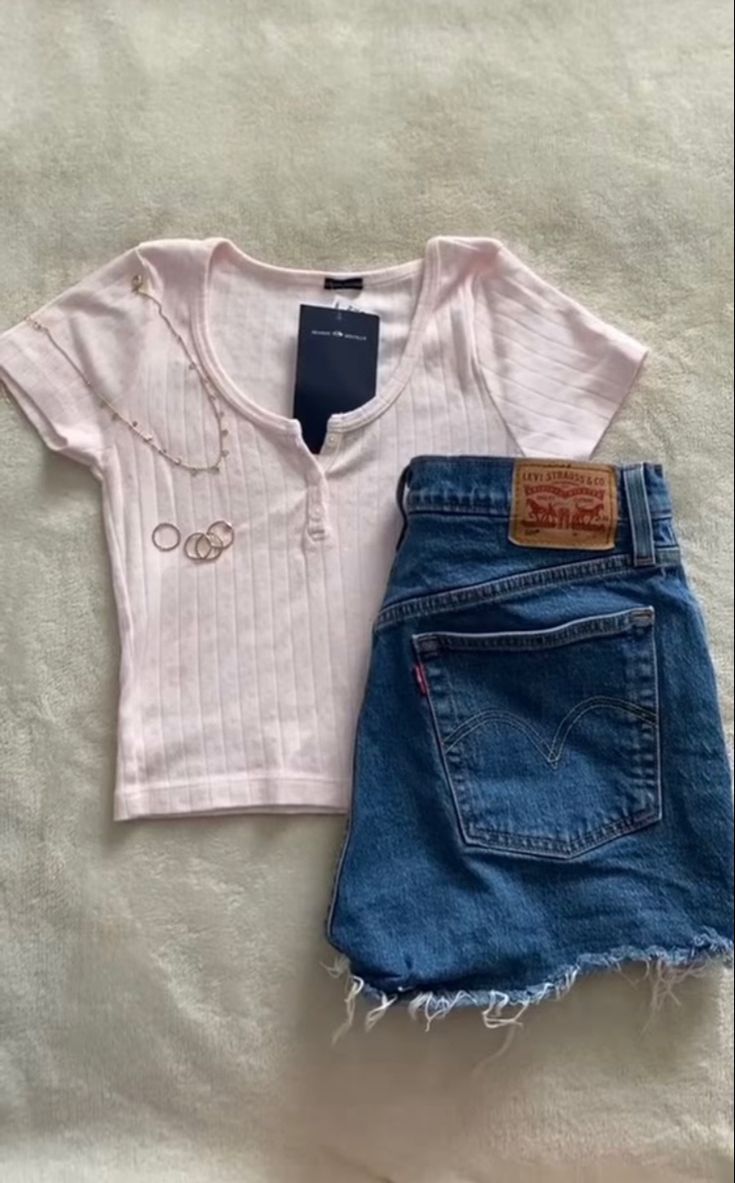 Pink Top Jean Shorts Outfit, Jean Shorts Outfit Coquette, Summer Outfits Coquette, Coquette Summer Outfits, Casual Church Outfits Summer, Outfits Shorts, Jean Short Outfits, Top Jean, Fasion Outfits