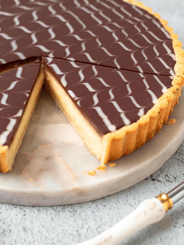 a chocolate tart pie with the words eclair pie on top and bottom