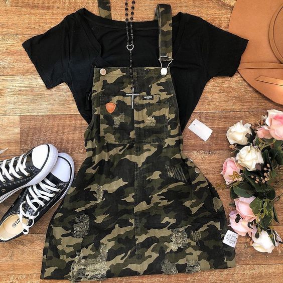 Geente olha essa jardineirinha q coisa mais liiinda <3 Tween Outfits, Cute Comfy Outfits, Teenager Outfits, Girls Fashion Clothes, Teenage Fashion Outfits, Edgy Outfits, Swag Outfits, Teen Fashion Outfits, Cute Casual Outfits