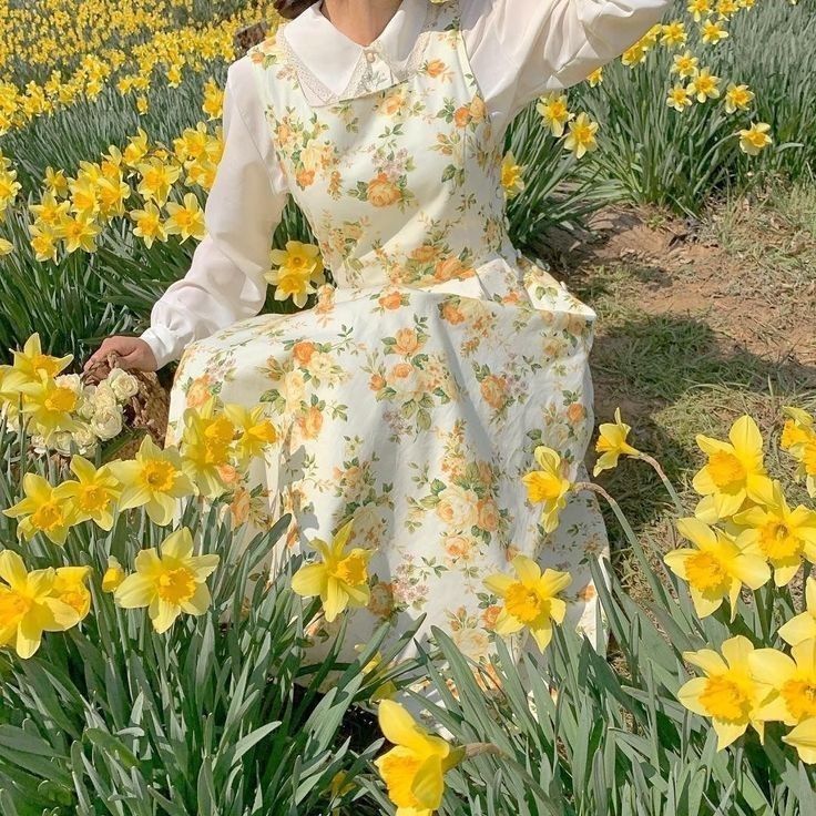 𝘨𝘢𝘳𝘥𝘦𝘯 🌼🍃 shared by 𝐸𝑠𝑡�𝑒𝑓𝑖 🦌 on We Heart It Era Victoria, Nature Outfits, Field Of Flowers, Cottage Core Aesthetic, Yellow Aesthetic, + Core + Aesthetic, Mellow Yellow, Looks Vintage, Aesthetic Outfits