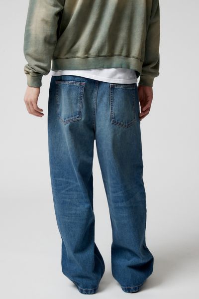 Oversized fit jeans from the essential BDG denim label. Extra relaxed silhouette with straight leg openings and a mid rise. Slouchy at the waist with a relaxed fit that puddles at the shoe. Classic 5-pocket styling with a button and zip fly closure. Fitted with an internal drawstring for an adjustable fit – size up for an ultra-baggy look. Urban Outfitters exclusive. Features Relaxed & oversized jeans from BDG Extra relaxed rise, hip & thigh 14oz. denim UO exclusive Content + Care 100% Cotton Ma Oversized Jeans Men, Levi Jeans Men, Men Baggy Jeans, Men's Baggy Jeans, Mens Baggy Jeans, Baggy Jeans Men 90s, Slightly Baggy Jeans Men, Baggie Jeans Boys, 550 Levis Jeans