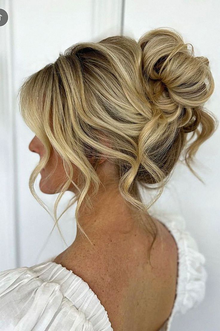 A wedding hair look feels dreamy for your special day. I’m passionate about this for bridal sessions. Save this to your bridal board. Races Hair, Cute Updos For Medium Hair, Debs Hairstyles, Moh Hair, Cute Updos, Prom Hair Up, Ibiza Hair, Bridesmaid Hair Inspo, Bridemaids Hairstyles