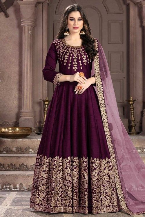 A stylish interpretation of ethnic glamour and contemporary style, this Plum Purple Banglori Silk Anarkali Suit which will surely grabs everyone attention. This U neck and Quarter Sleeves Wedding Wear Dress perfectly formed using stone, sequins and dori work. Anarkali Tops, Silk Anarkali Suits, Floor Length Anarkali, Indian Anarkali, Silk Anarkali, Gown With Dupatta, Designer Anarkali Suits, Long Anarkali, Stitch Work