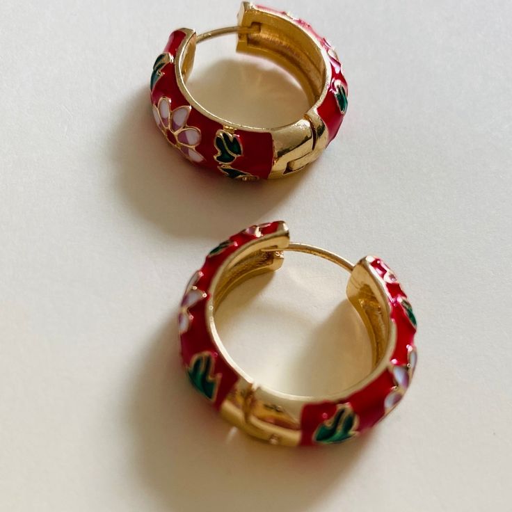 These hoop flowery earrings are so cute! We love how different they are and that you now have options to your normal everyday hoop earrings. We know how fascinated you are with hoop earrings so here is your chance to bring home a twist to that look! . Material: Enamel and Copper . 1” long Everyday Enamel Hoop Earrings, Red Enamel Hoop Earrings Gift, Green Enamel Hoop Jewelry, Colorful Enamel Hoop Earrings, Green Enamel Hoop Earrings, Enamel Earrings, Home A, Rope Bracelet, So Cute