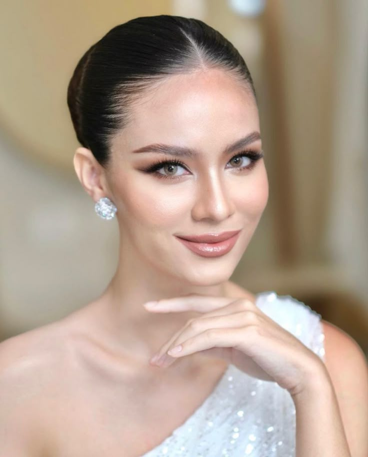 Graduation Look Makeup, Bride Makeup Asian, Fresh Wedding Makeup, Fresh Makeup Look, Simple Wedding Makeup, Pageant Makeup, Curly Undercut, Asian Bridal Makeup, Classy Makeup