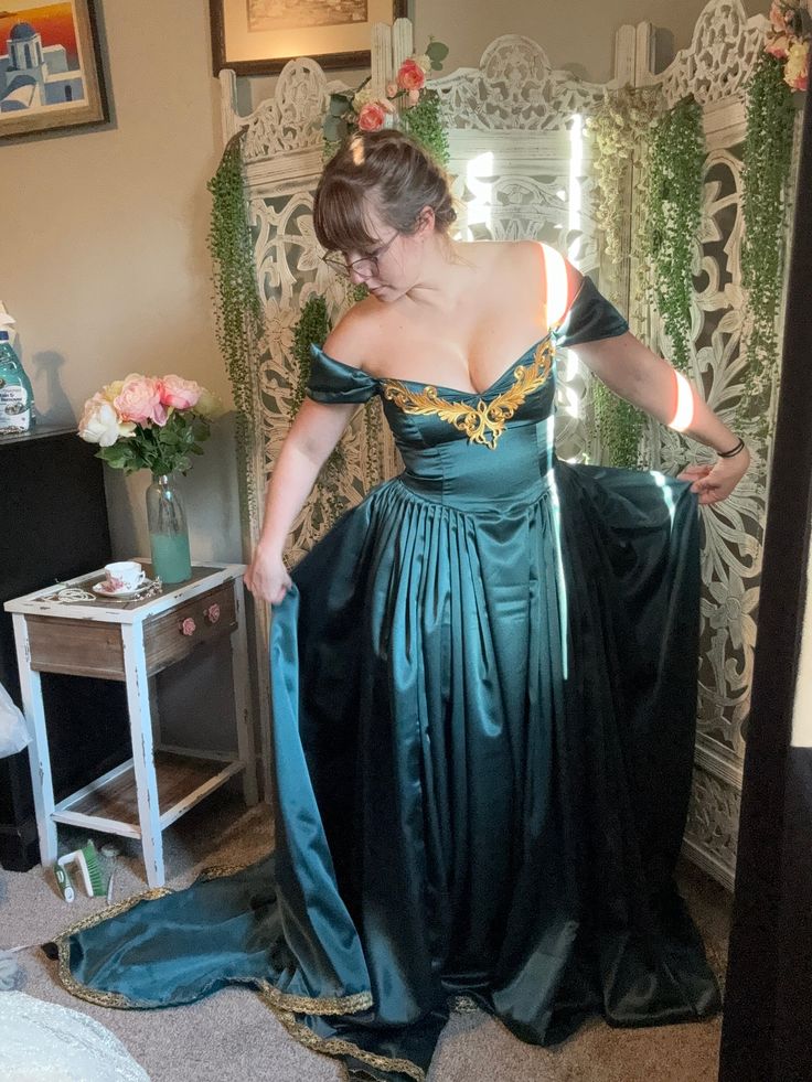 The Aelin Galathynius Gown Throne of Glass Luxurious forest green gown with a corset back for inclusive and dependable sizing Aelin Coronation Dress, Aelin Galathynius Costume, Aelin Coronation, Aelin Dress, Forest Green Gown, Coronation Dress, Aelin Galathynius, Green Corset, People Clothes