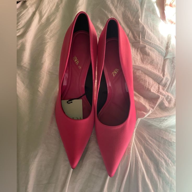 Size 39 Brand New With Tag Pink Low Heel Workwear Heels, Pink Block Heel Court Shoes For Spring, Pink Heels For Office Spring Season, Pink Heels For Office In Spring, Pink Spring Heels For Office, Pink Heels For Spring Office Wear, Pink Pointed Toe Court Shoes For Work, Pink Pointed Toe Court Shoes For Spring, Pink Padded Heel Court Shoes For Office