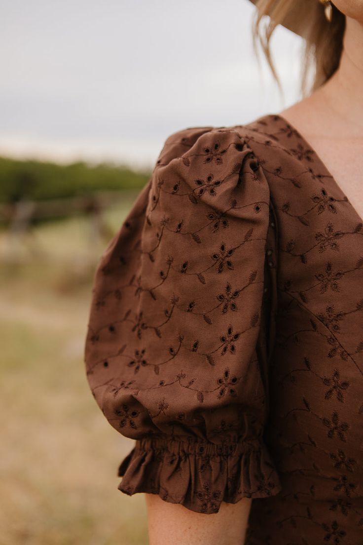 Say hello to your new favorite women's dress! The Rachel is a lovely brown maxi-length dress featuring a classic ivy silhouette, flattering square neckline and short puff sleeves. Perfectly paired with your favorite boots. Enjoy the magic of fall and beyond in this stunning outfit. 2024 Fall Dress Trends, Cute Dress For Women, Aesthetic Brown Dress, Brown Cottagecore Dress, Deep Autumn Clothing, Brown Dress Family Photos, Cottagecore Inspired Outfits, Fall Sewing Projects Clothes, Homestead Dresses