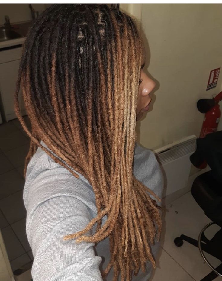 Balayage On Locs, Blonde Highlights On Locs, Balayage Locs, Ombre Locs Black Women, Loc Highlights Black Women, Honey Brown Locs Black Women, Chocolate Brown Locs, Loc Highlights, Locs With Highlights