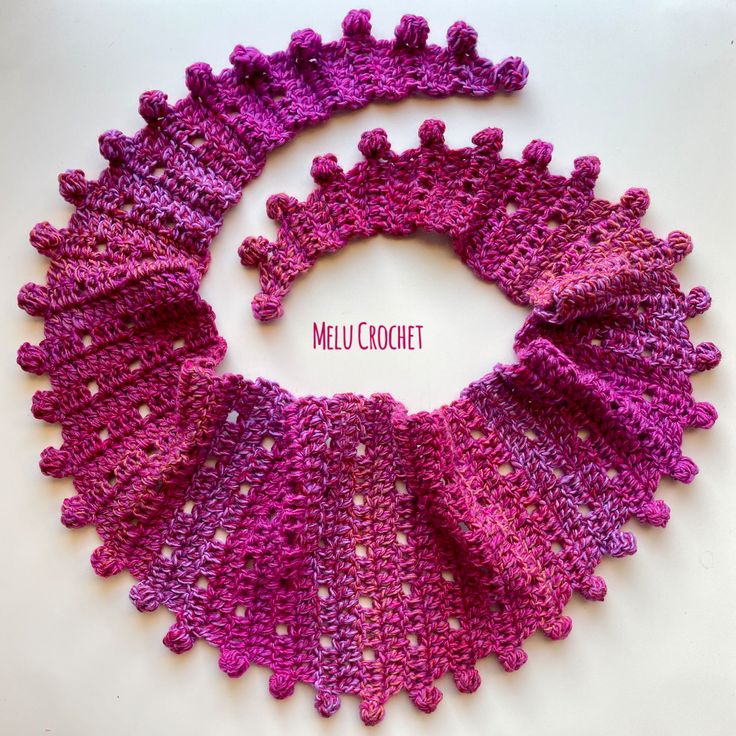 a crocheted circle is shown with the words molu chocotet on it