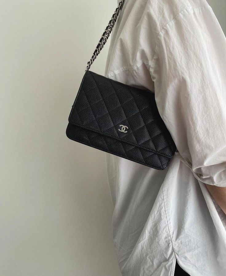 Chanel Cross Body Bag Outfit, Chanel Wallet On Chain Outfit, Chanel Woc Outfit, Luxury Bags Aesthetic, Wallet On Chain Outfit, Chanel Woc Caviar, Woc Chanel, Hobo Bag Outfit, Chanel Crossbody Bag