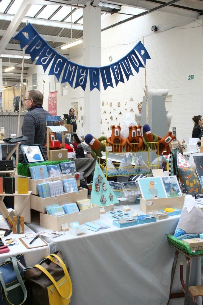 there are many items on display at this craft fair, including cards and other things